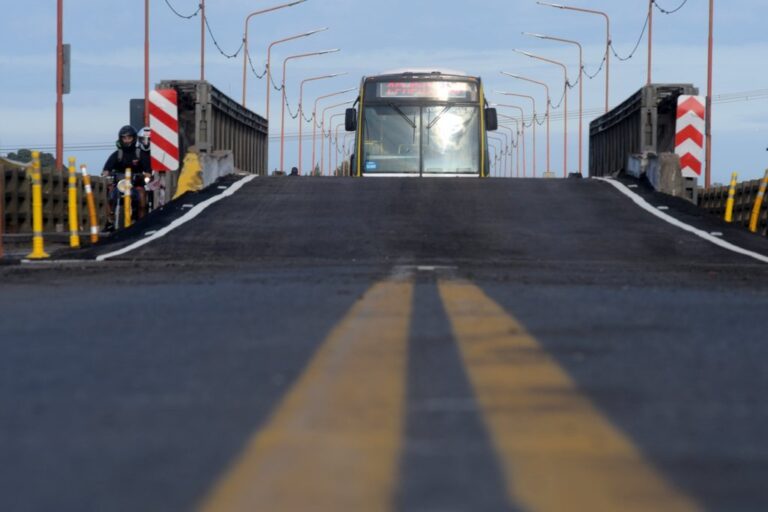 Vialidad Nacional instaló un puente de emergencia sobre el Carretero. Mauricio Garín