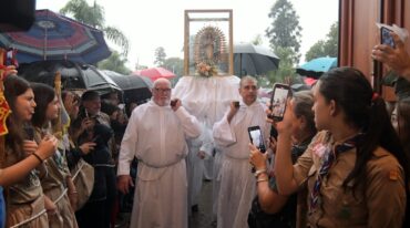 El momento en que dos sacerdotes llevan por segunda vez la virgen a la explanada de la basílica. Manuel Fabatía