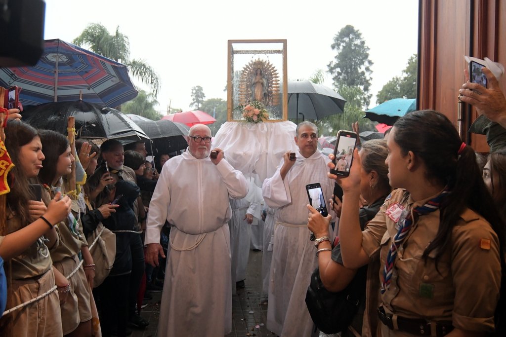 El momento en que dos sacerdotes llevan por segunda vez la virgen a la explanada de la basílica. Manuel Fabatía