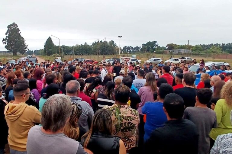Una gran cantidad de personas marcharon desde Concordia a Federación. Belén Fedullo
