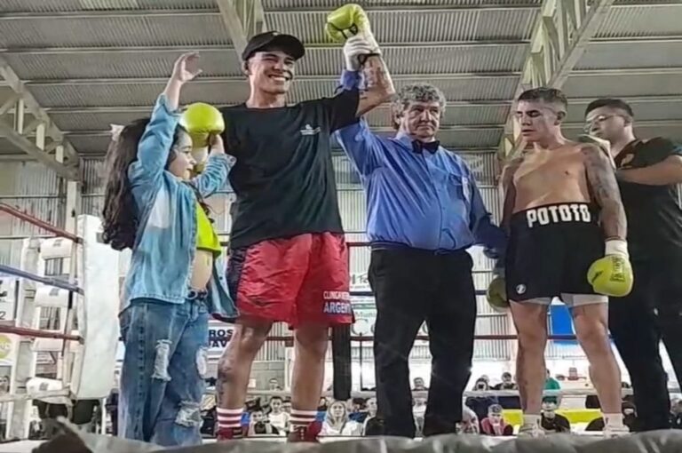 Pancho Solá celebra tras su victoria.