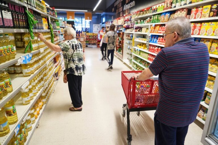 Gobierno y gremios estatales lograron el acuerdo en marzo y esta semana reanudan reuniones por el salario de abril. Archivo