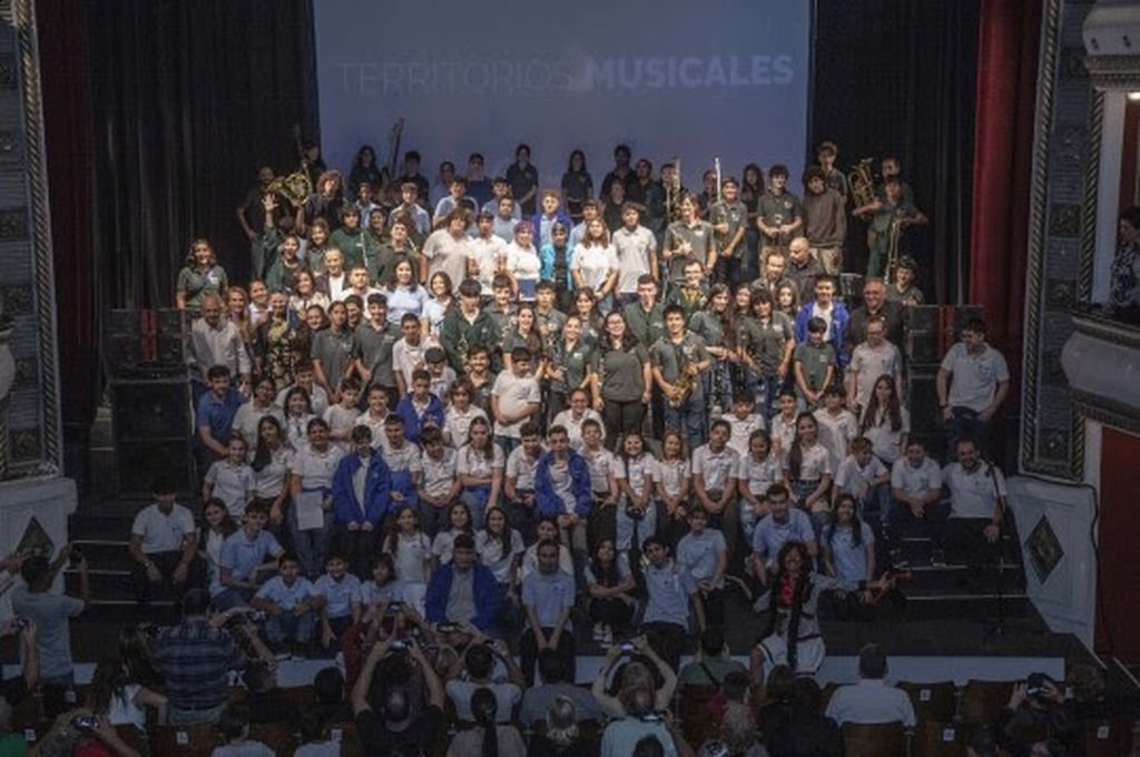 La música de las bandas infanto juveniles tiñeron de color un día gris y lluvioso. Gentileza.