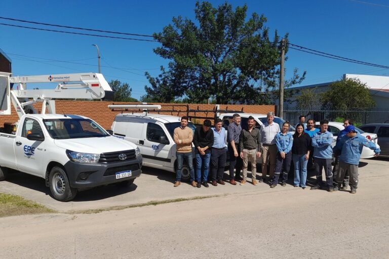 Las autoridades durante el acto de entrega de los vehículos a la Agencia San Javier de la EPE. Mirador Provincial