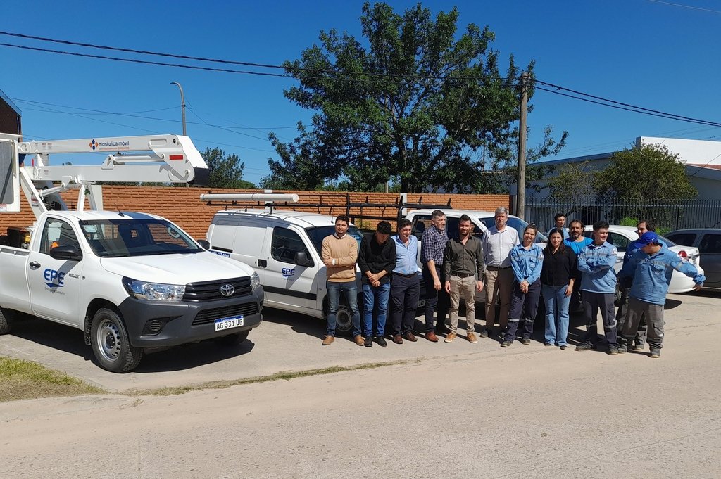 Las autoridades durante el acto de entrega de los vehículos a la Agencia San Javier de la EPE. Mirador Provincial