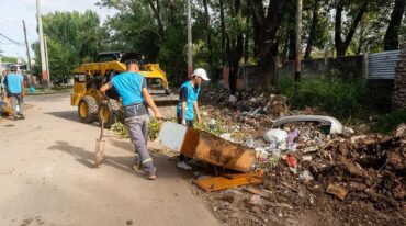 Personal municipal intervino el sector para erradicar el punto irregular de disposición de basura. Mun. de Rosario