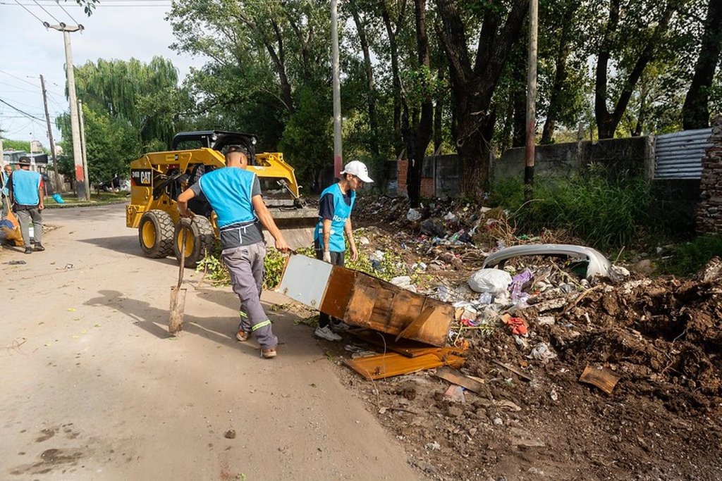 Personal municipal intervino el sector para erradicar el punto irregular de disposición de basura. Mun. de Rosario