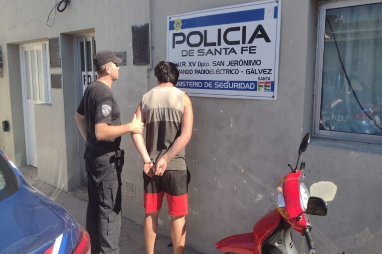 Uno de los detenidos en sede de la comisaría segunda de Gálvez. Unidad Regional XV de Policía.