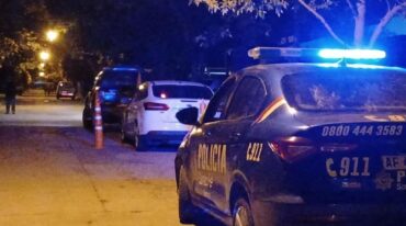 El vehículo apareció en plena zona urbana de Gálvez. Se está chequeando el vehículo y las cámaras de la zona. Gentileza.