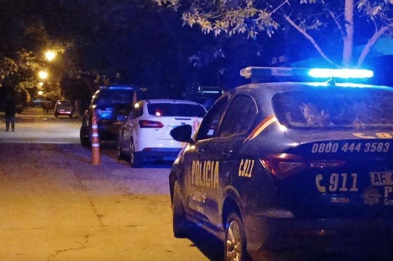 El vehículo apareció en plena zona urbana de Gálvez. Se está chequeando el vehículo y las cámaras de la zona. Gentileza.