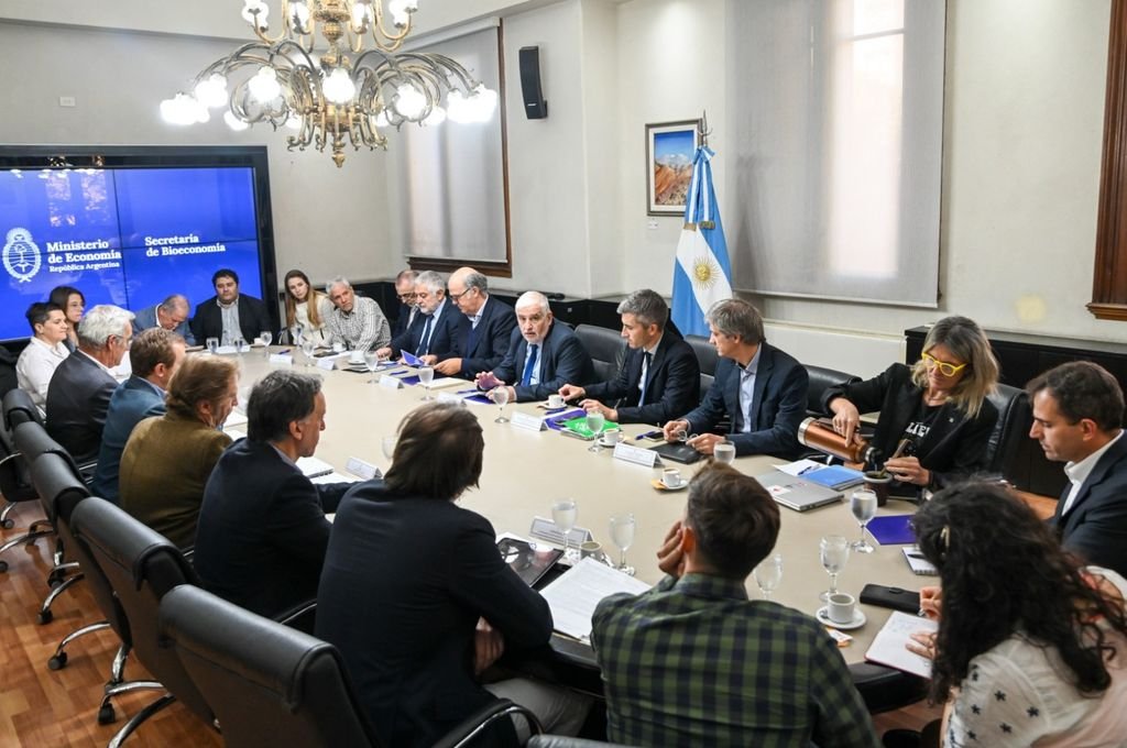 'Se trata de una situación compleja donde no hay soluciones fáciles. El daño que estamos estimando en la producción de grano de maíz es entre el 8 y 12 % en total; es una primera aproximación. En el marco del comité de crisis que estamos creando