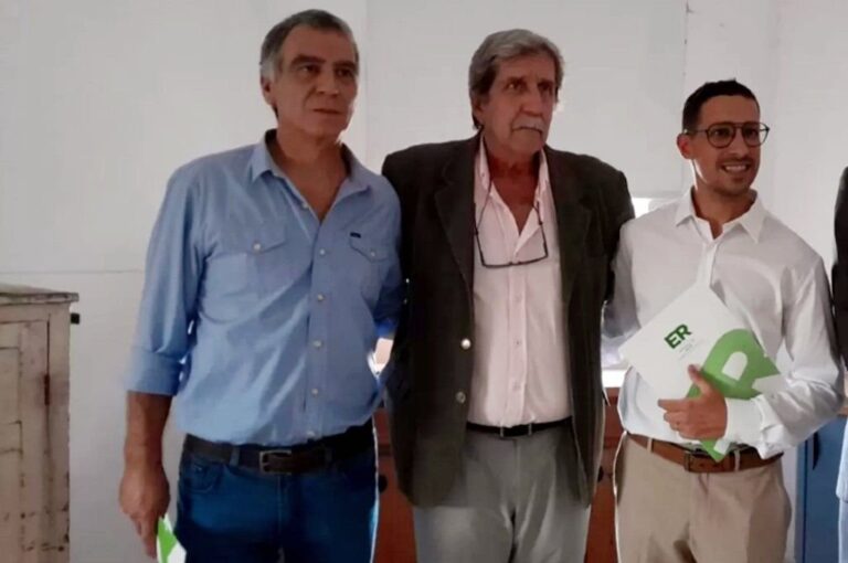 El ministro Grieve (al centro) puso en funciones a las nuevas autoridades del hospital Felipe Heras