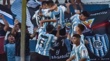 Los jugadores de Peñarol celebran tras el gol de Nahuel Chávez. Prensa LPF