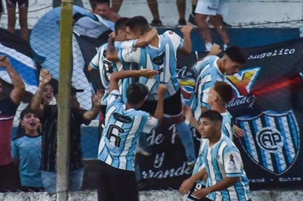 Los jugadores de Peñarol celebran tras el gol de Nahuel Chávez. Prensa LPF