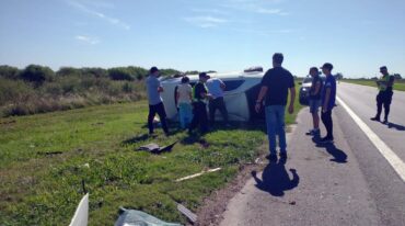 El vehículo yace sobre la banquina. Unidad Regional XV Policía