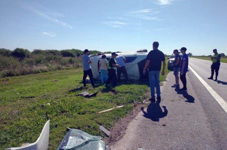 El vehículo yace sobre la banquina. Unidad Regional XV Policía