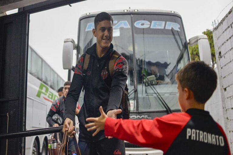 Mateo Burdisso volverá a ser parte del once inicial. Prensa Patronato