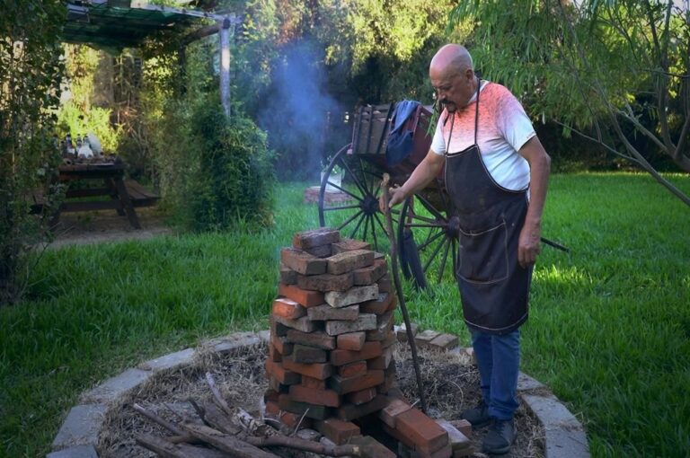 La arqueología experimental para la creación de piezas cerámicas se basa en la recolección e identificación de la tierra en los diferentes lugares del país. Silvia Simmone