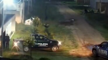 El momento en que los policías ingresan la mercadería robada a la vivienda. Captura de video