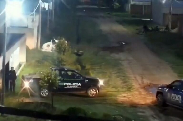 El momento en que los policías ingresan la mercadería robada a la vivienda. Captura de video