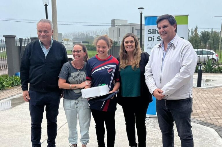 Di Stefano recordó que ya es una costumbre realizar este tipo de actos para celebrar la consagración de atletas de la zona y aseguró que próximamente habrá nuevas entregas. 'Homenajear a nuestros deportistas es reconocer su esfuerzo y su constancia pero además es demostrarles que toda la comunidad está orgullosa de sus logros'