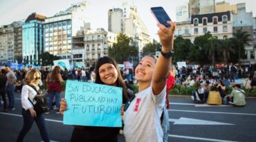 Estudiantes y familias en general acompañaron la marcha federal por la educación pública. UNR