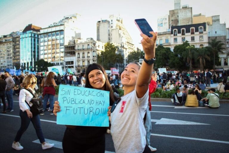 Estudiantes y familias en general acompañaron la marcha federal por la educación pública. UNR