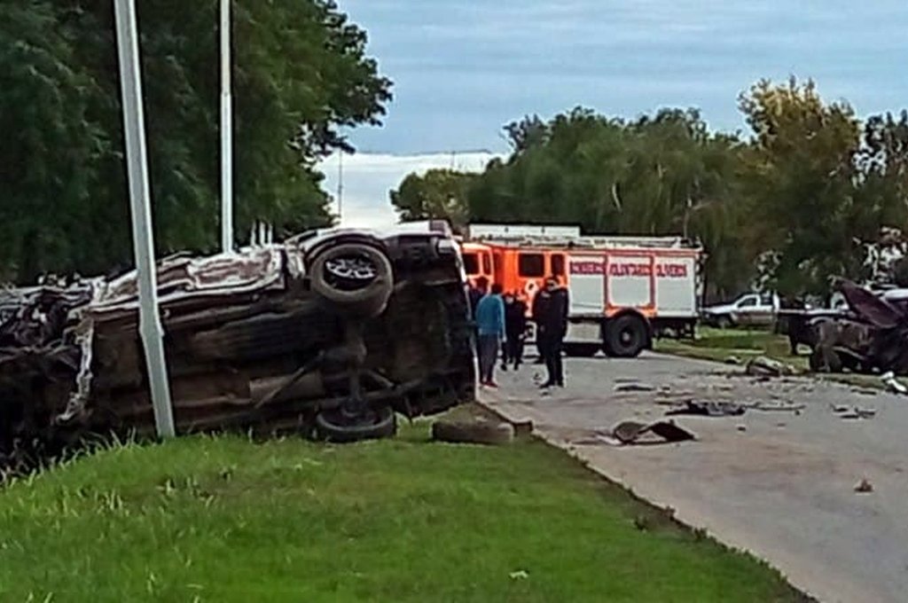 Fortísima colisión entre camioneta y camión en la Ruta 34 este domingo. Unidad Regional XV Policía