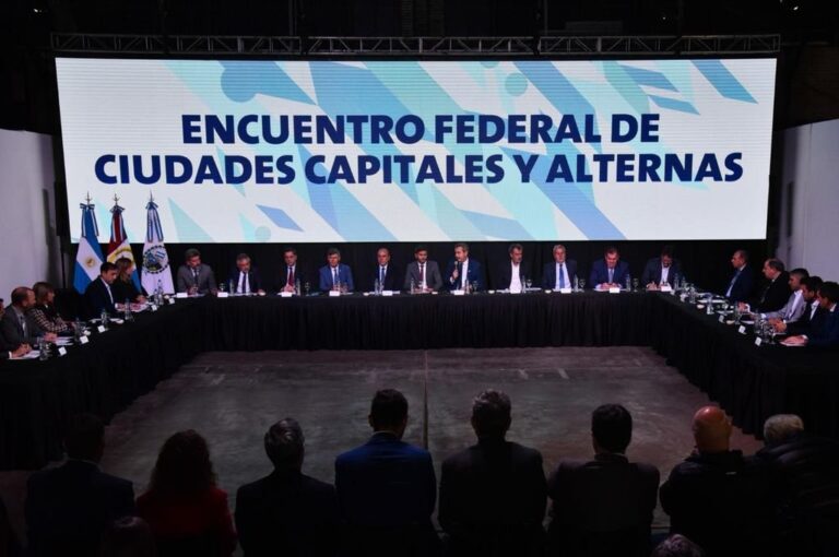 La red federal de intendentes comenzó a partir de las 11 de este lunes en el Centro de Expresiones Contemporáneas (CEC).  Gentileza.