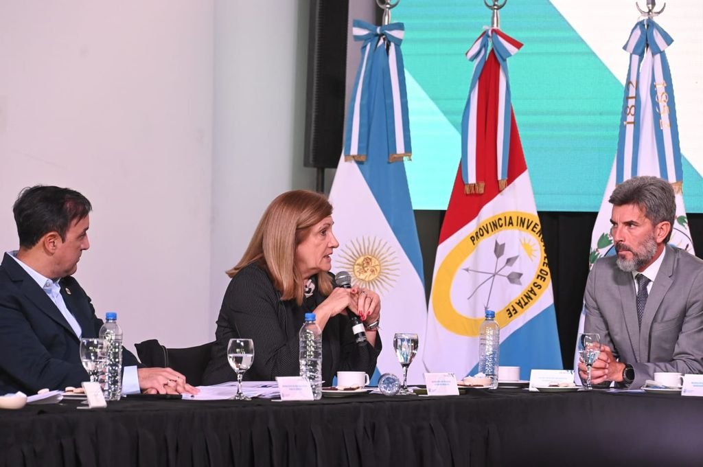 La intendenta de Paraná participó del encuentro en Rosario.