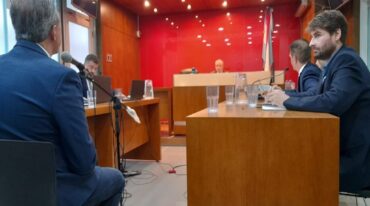 Bahl declaró como víctima y testigo (de espaldas); a su derecha