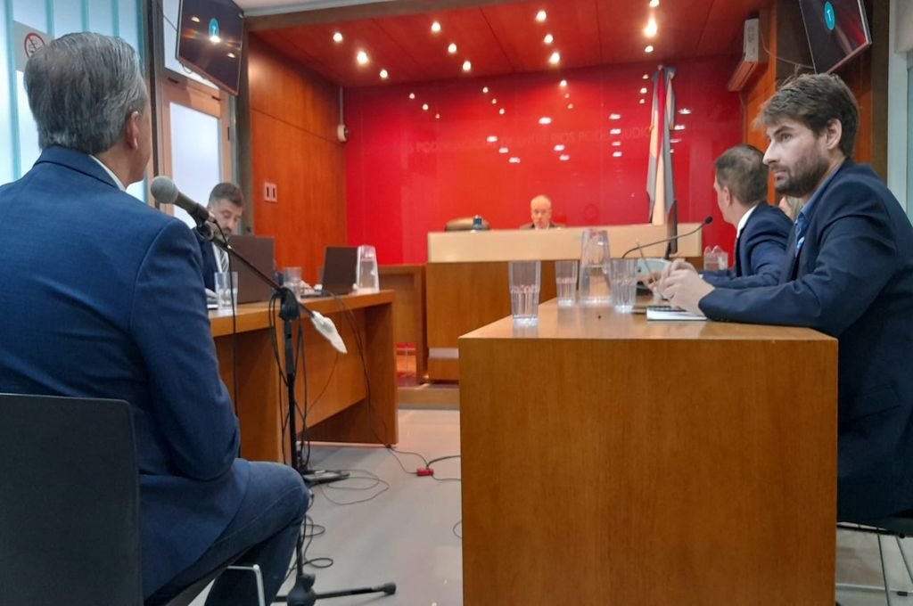 Bahl declaró como víctima y testigo (de espaldas); a su derecha