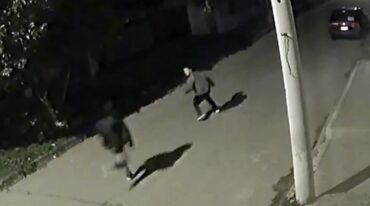 La secuencia se inició minutos después de las 20 cuando personal policial recibió un aviso de la CE 911 para acudir a la zona de Necochea y Moreno