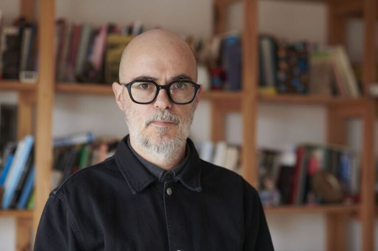 "Siento que hay algo travesti en la escritura: uno toma prestadas ciertas voces para poder ser aún con más fuerza que la propia vida"