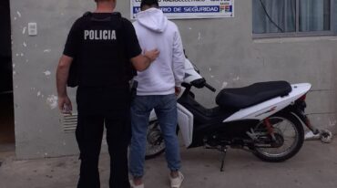 La moto secuestrada junto al joven que la conducía. Había sido robada en un asalto en Santa Fe. Unidad Regional XV de Policía.