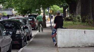 La actividad de los cuidadores de vehículos y limpiavidrios quedarían prohibida en la ciudad capital. Archivo