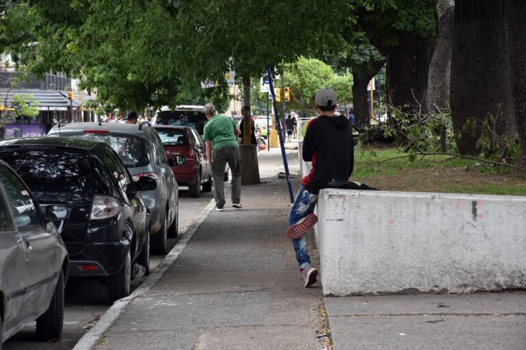La actividad de los cuidadores de vehículos y limpiavidrios quedarían prohibida en la ciudad capital. Archivo