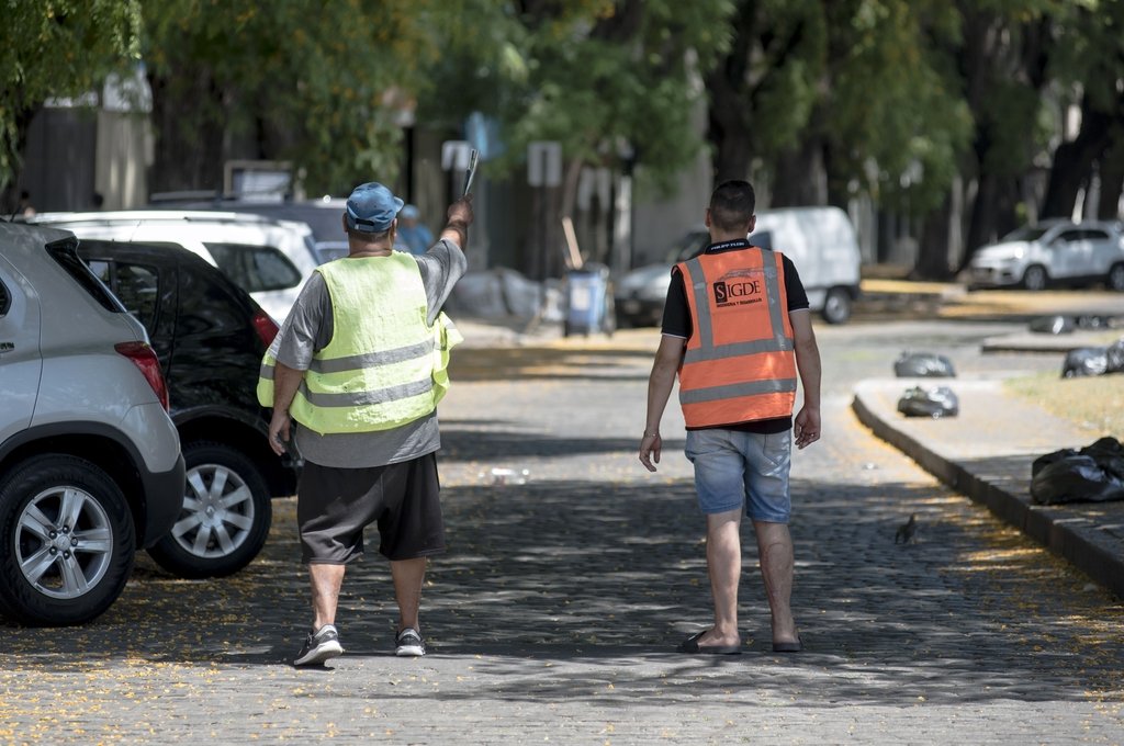 La actividad de cuidacoches en ciudades como Rosario provocó innumerables polémicas con los contribuyentes. Archivo/Marcelo Manera