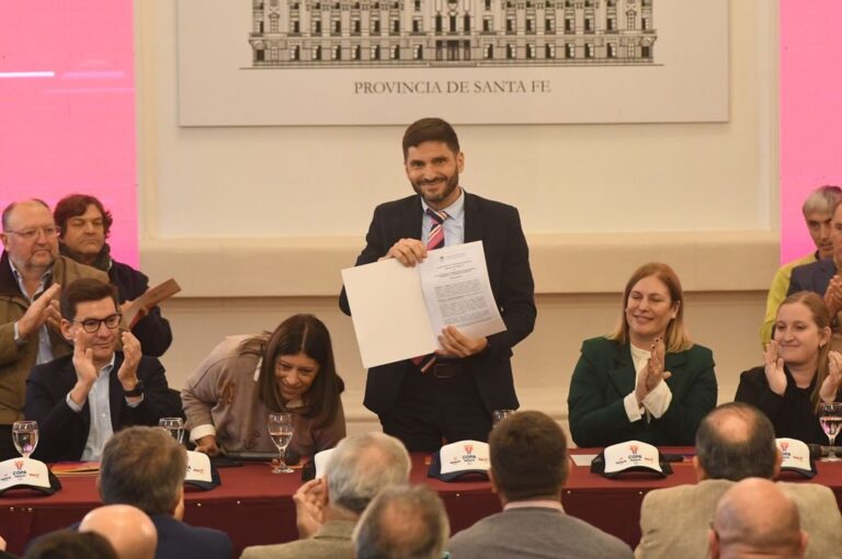 Se dio el puntapié inicial con una multitud en el salón blanco de la Casa de Gobierno Mauricio Garín.