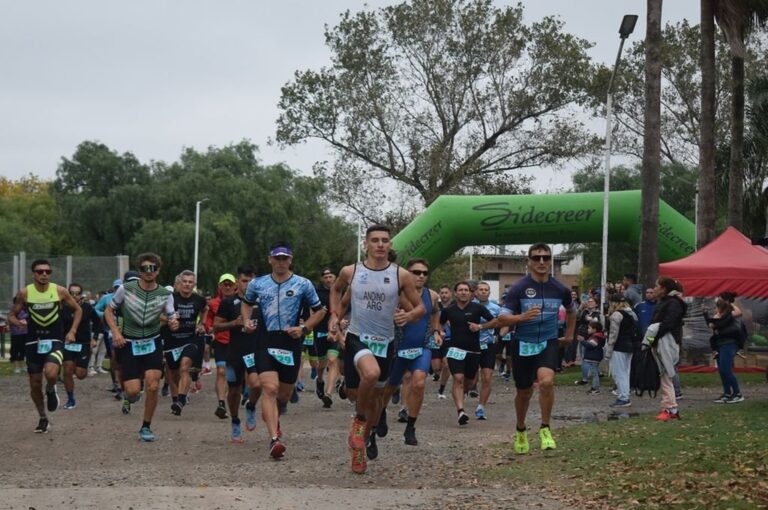 La largada de Individuales del duatlón rural de Viale exhibió una primera línea de destacados de las pruebas combinadas. Luis Gómez