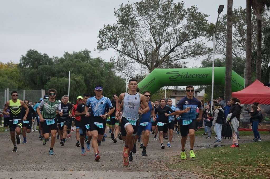 La largada de Individuales del duatlón rural de Viale exhibió una primera línea de destacados de las pruebas combinadas. Luis Gómez