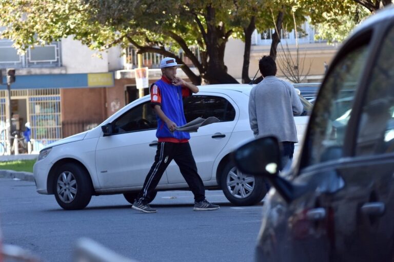 La novela de los cuidacoches sumó este lunes un nuevo episodio. Ahora están prohibidos. ¿Cómo seguirá? Archivo/Flavio Raina