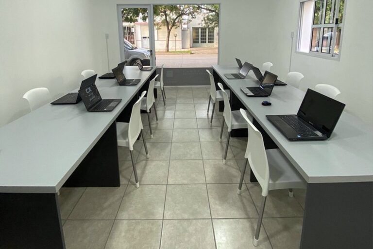 Con una capacidad para que unas 15 personas puedan trabajar en simultáneo