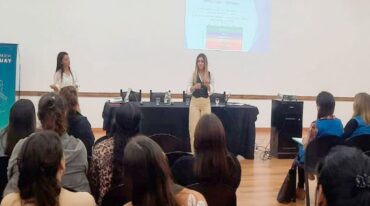 Una nutrida concurrencia de interesados en la temática fue el marco de la conferencia a cargo de las licenciadas en Fonoaudiología Bidegorry y Velázquez.
