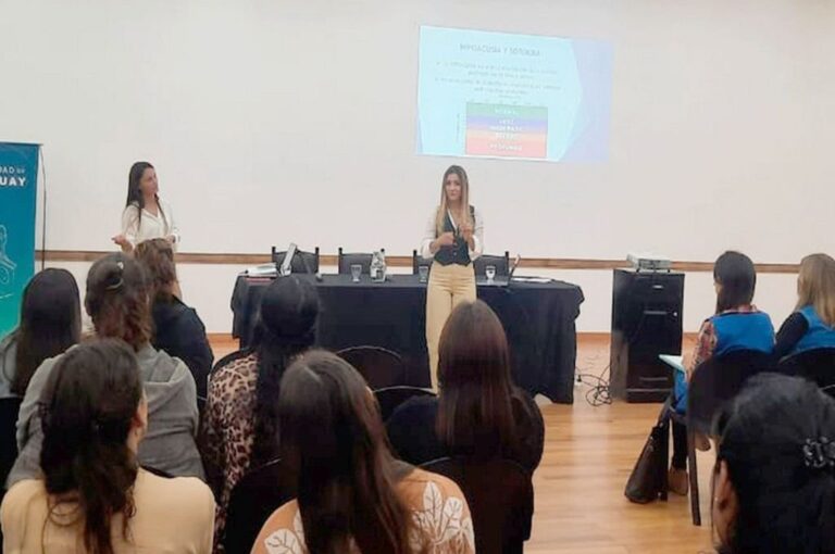 Una nutrida concurrencia de interesados en la temática fue el marco de la conferencia a cargo de las licenciadas en Fonoaudiología Bidegorry y Velázquez.