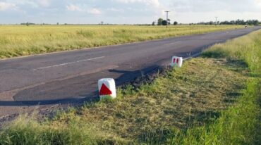 Los bidones reflectores también representan un aporte social para identificar los pozos más importantes sobre el corredor nacional. gentileza Ruta 11 En Emergencia