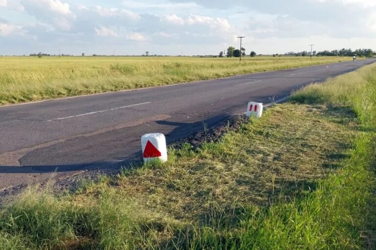 Los bidones reflectores también representan un aporte social para identificar los pozos más importantes sobre el corredor nacional. gentileza Ruta 11 En Emergencia