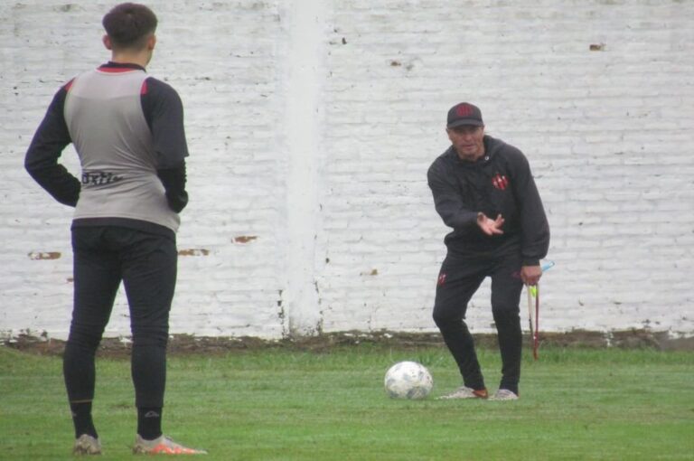 Marcelo Candia tendrá su primera oportunidad frente al primer equipo como técnico interino. Gabriel Obelar