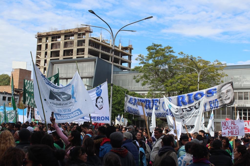 Frente a la Casa de Gobierno culminó la marcha de protesta. Nicolás García