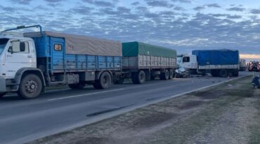 El utilitario quedó atrapado entre los dos camiones. Mirador